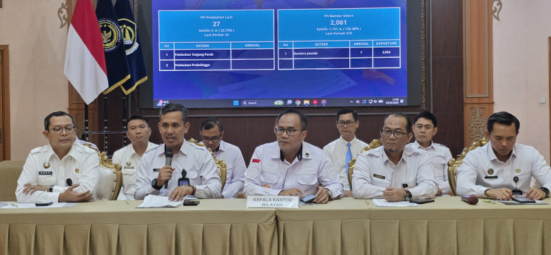 Kepala Kanwil Ditjen Imigrasi Jawa Timur, Novianto Sulastono, bersama kepala UPT Imigrasi se-Jatim menggelar jumpa pers.