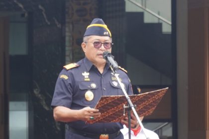 Kepala Kantor Wilayah DJBC Jawa Timur II, Agus Sudarmadi, bertindak sebagai inspektur upacara
