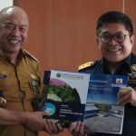 Kepala Kanwil Bea Cukai Jawa Timur II, Agus Sudarmadi, bersama perwakilan Dinas Koperasi, Perindustrian, dan Perdagangan Kota Malang.