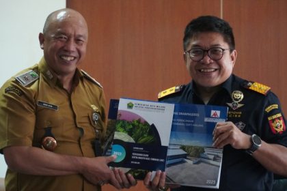 Kepala Kanwil Bea Cukai Jawa Timur II, Agus Sudarmadi, bersama perwakilan Dinas Koperasi, Perindustrian, dan Perdagangan Kota Malang.