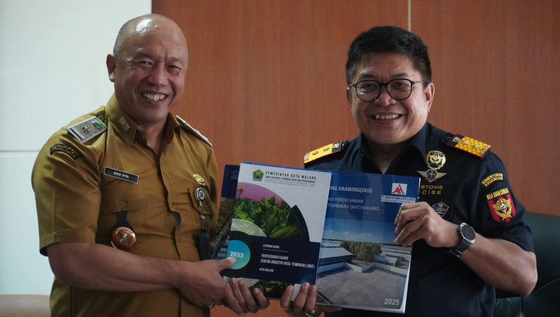 Kepala Kanwil Bea Cukai Jawa Timur II, Agus Sudarmadi, bersama perwakilan Dinas Koperasi, Perindustrian, dan Perdagangan Kota Malang.