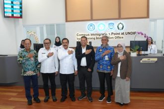Menteri Imigrasi dan Pemasyarakatan, Agus Andrianto, bersama jajaran kementerian, pimpinan UNDIP, serta perwakilan pemerintah daerah berfoto bersama.