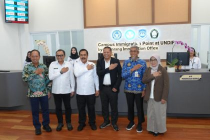 Menteri Imigrasi dan Pemasyarakatan, Agus Andrianto, bersama jajaran kementerian, pimpinan UNDIP, serta perwakilan pemerintah daerah berfoto bersama.