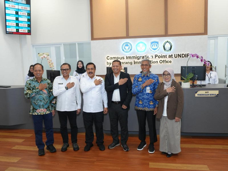 Menteri Imigrasi dan Pemasyarakatan, Agus Andrianto, bersama jajaran kementerian, pimpinan UNDIP, serta perwakilan pemerintah daerah berfoto bersama.