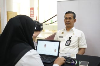 Kepala Kantor Imigrasi Kelas I Khusus TPI Surabaya, Agus Winarto, menyaksikan kesiapan anggota dalam memberikan pelayanan kepada masyatakat di stand imigrasi Royal Plaza, Wonokromo, Surabaya.