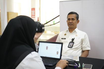 Kepala Kantor Imigrasi Kelas I Khusus TPI Surabaya, Agus Winarto, menyaksikan kesiapan anggota dalam memberikan pelayanan kepada masyatakat di stand imigrasi Royal Plaza, Wonokromo, Surabaya.