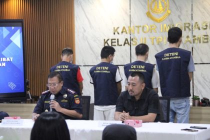 Kepala Kantor Imigrasi Atambua, Putu Agus Eka Putra (kanan) bersama Bea Cukai merilis tangkapan orang asing hasil operasi gabungan.