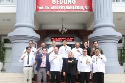 Jajaran dari Fakultas Hukum Universitas Diponegoro Semarang dan tim Imigrasi Kelas I Khusus Semarang berfoto bersama usai melakukan PKS.