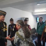 Petugas imigrasi memeriksa dokumen 2 narapidana warga negara Belanda, Siegfried Mets (74) dan Ali Tokman (65), yang tengah menjalani pidana di Indonesia.