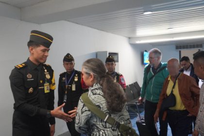 Petugas imigrasi memeriksa dokumen 2 narapidana warga negara Belanda, Siegfried Mets (74) dan Ali Tokman (65), yang tengah menjalani pidana di Indonesia.