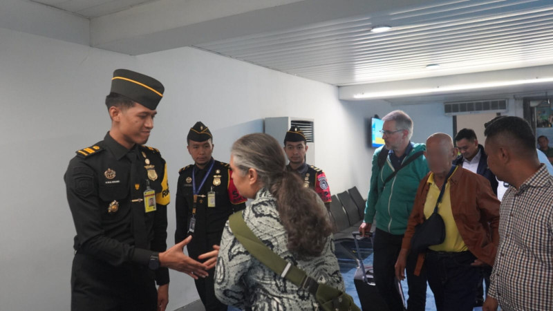 Petugas imigrasi memeriksa dokumen 2 narapidana warga negara Belanda, Siegfried Mets (74) dan Ali Tokman (65), yang tengah menjalani pidana di Indonesia.