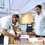 Kakantah Kupang, Wawas Setiawan, menyaksikan penandatanganan penyerahan Serah Terima Hasil Pekerjaan Program Pendaftaran Tanah Sistematis Lengkap (PTSL) Tahun Anggaran 2025 Tahap Kedua.