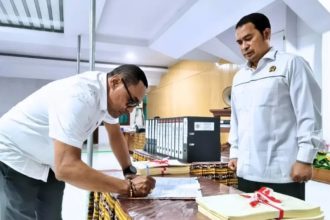 Kakantah Kupang, Wawas Setiawan, menyaksikan penandatanganan penyerahan Serah Terima Hasil Pekerjaan Program Pendaftaran Tanah Sistematis Lengkap (PTSL) Tahun Anggaran 2025 Tahap Kedua.