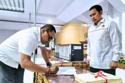 Kakantah Kupang, Wawas Setiawan, menyaksikan penandatanganan penyerahan Serah Terima Hasil Pekerjaan Program Pendaftaran Tanah Sistematis Lengkap (PTSL) Tahun Anggaran 2025 Tahap Kedua.