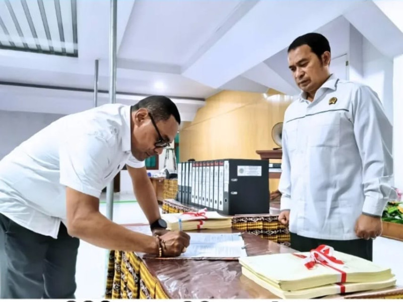 Kakantah Kupang, Wawas Setiawan, menyaksikan penandatanganan penyerahan Serah Terima Hasil Pekerjaan Program Pendaftaran Tanah Sistematis Lengkap (PTSL) Tahun Anggaran 2025 Tahap Kedua.