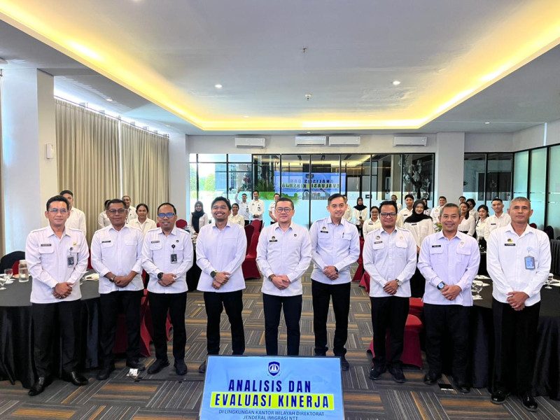 Para kepala satuan kerja keimigrasian foto bersama usai mengikuti kegiatan evaluasi bersama Kakanwil Ditjen Imigrasi NTT, Arvin Gumilang.
