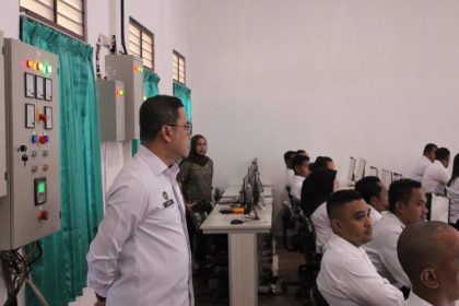 Kakanwil Ditjen Imigrasi NTT, Arvin Gumilang, memantau kegiatan Computer Assisted Test (CAT).