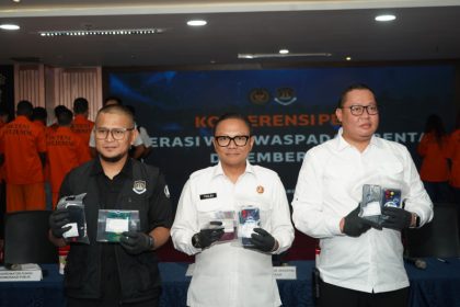 Pelaksana Tugas (Plt) Direktur Jenderal Imigrasi, Yuldi Yusman (tengah) menunjukkan paspor milik orang asing yang diamankan petugas imigrasi.