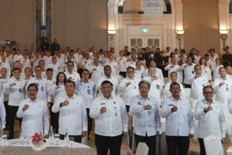 Para pimpinan satuan kerja, termasuk Kepala Kantor Wilayah Direktorat Jenderal Imigrasi Nusa Tenggara Timur, Arvin Gumilang, ikut foto bersama jajaran Imipas di seluruh Indonesia.