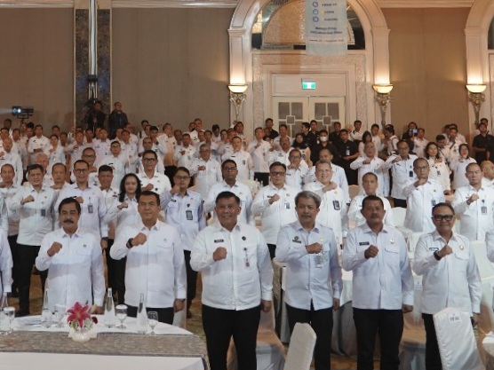 Para pimpinan satuan kerja, termasuk Kepala Kantor Wilayah Direktorat Jenderal Imigrasi Nusa Tenggara Timur, Arvin Gumilang, ikut foto bersama jajaran Imipas di seluruh Indonesia.