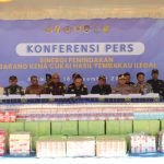 Jajaran Bea Cukai bersama Imigrasi Atambua menggelar jumpa pers hasil tangkapan.