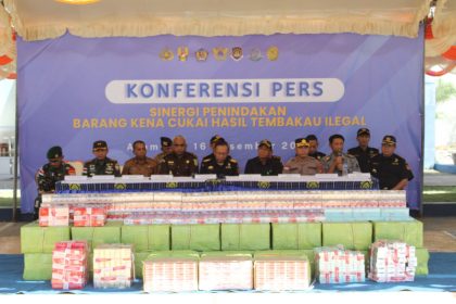 Jajaran Bea Cukai bersama Imigrasi Atambua menggelar jumpa pers hasil tangkapan.