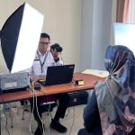 Petugas Imigrasi Semarang sedang melakukan perekaman gambar dan sidik jari pemohon paspor.