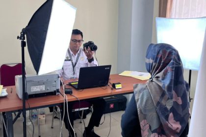 Petugas Imigrasi Semarang sedang melakukan perekaman gambar dan sidik jari pemohon paspor.