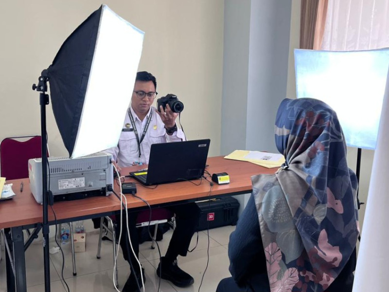 Petugas Imigrasi Semarang sedang melakukan perekaman gambar dan sidik jari pemohon paspor.