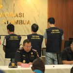 Kepala Kantor Imigrasi Kelas II TPI Atambua, Putu Agus Eka Putra, saat bersama Bea Cukai menggelar jumpa pers hasil penggagalan penyelundupan rokok belum lama ini.