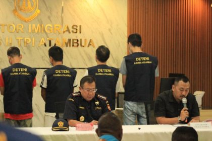 Kepala Kantor Imigrasi Kelas II TPI Atambua, Putu Agus Eka Putra, saat bersama Bea Cukai menggelar jumpa pers hasil penggagalan penyelundupan rokok belum lama ini.