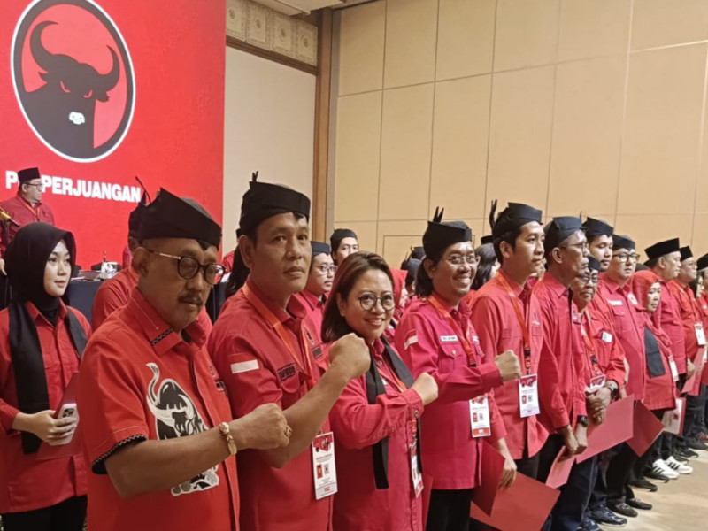 Armuji bersama jajaran pengurus DPC Surabaya usai mengikuti konfercab 2025.