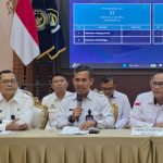 Kepala Kantor Imigrasi Kelas I Khusus TPI Surabaya, Agus Winarto, menyampaikan capaian kinerja selama tahun 2025 dihadapan jurnalis.