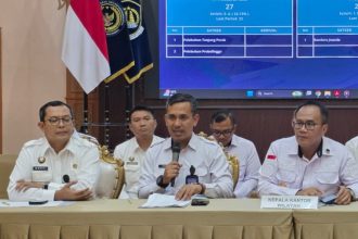 Kepala Kantor Imigrasi Kelas I Khusus TPI Surabaya, Agus Winarto, menyampaikan capaian kinerja selama tahun 2025 dihadapan jurnalis.