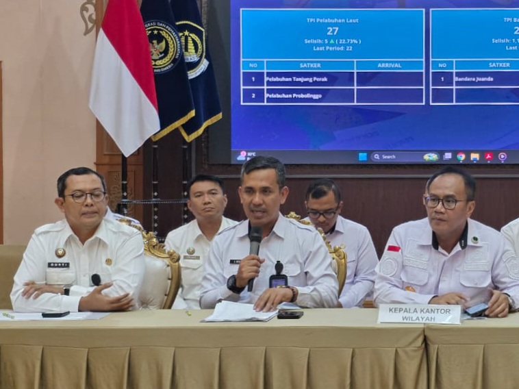 Kepala Kantor Imigrasi Kelas I Khusus TPI Surabaya, Agus Winarto, menyampaikan capaian kinerja selama tahun 2025 dihadapan jurnalis.