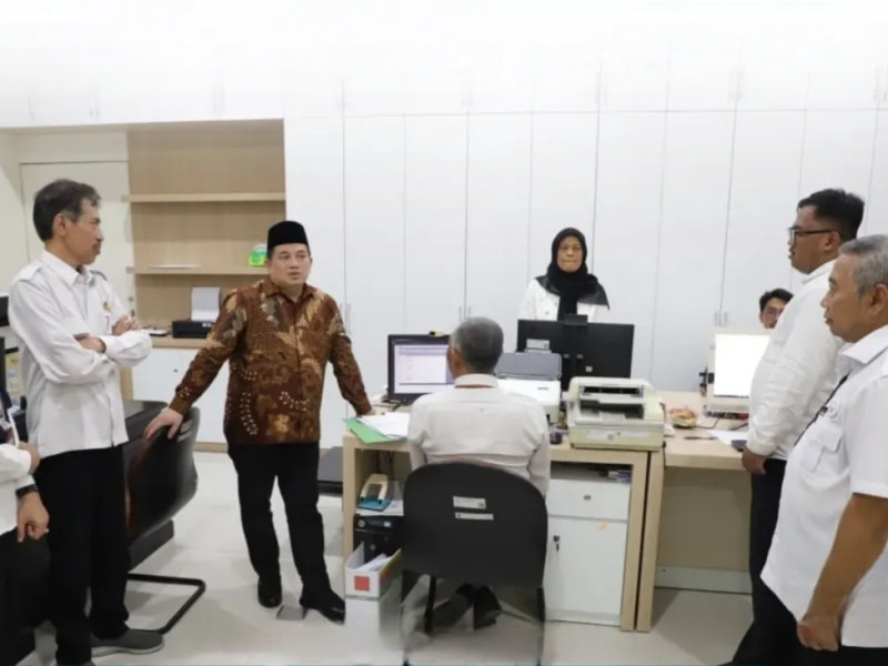 Kepala Kantor Wilayah BPN Jawa Timur, Asep Heri, sidak di Kantor Pertanahan Kabupaten Pasuruan.