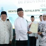 Kakanwil BPN Jatim, Asep Heri (kiri), mendampingi Menteri ATR/BPN Nusron Wahid menyerahkan sertifikat tanah wakaf kepada Gubernur Jatim, Khofifah Indar Parawansa di Masjid Al Akbar.