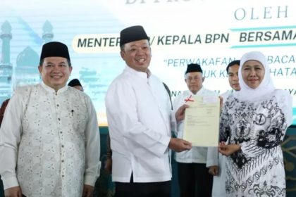 Kakanwil BPN Jatim, Asep Heri (kiri), mendampingi Menteri ATR/BPN Nusron Wahid menyerahkan sertifikat tanah wakaf kepada Gubernur Jatim, Khofifah Indar Parawansa di Masjid Al Akbar.
