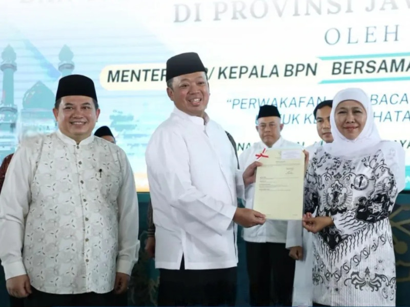 Kakanwil BPN Jatim, Asep Heri (kiri), mendampingi Menteri ATR/BPN Nusron Wahid menyerahkan sertifikat tanah wakaf kepada Gubernur Jatim, Khofifah Indar Parawansa di Masjid Al Akbar.