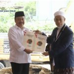 Direktur Jenderal Pengendalian dan Penertiban Tanah dan Ruang, Jonahar, memberikan sertifikat kepada pengurus Ponpes Al Khoziny