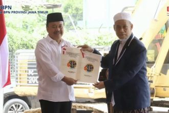 Direktur Jenderal Pengendalian dan Penertiban Tanah dan Ruang, Jonahar, memberikan sertifikat kepada pengurus Ponpes Al Khoziny