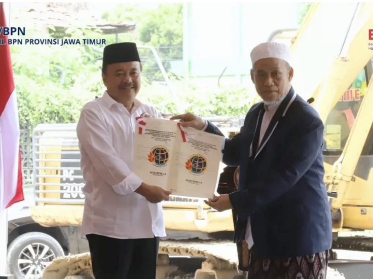 Direktur Jenderal Pengendalian dan Penertiban Tanah dan Ruang, Jonahar, memberikan sertifikat kepada pengurus Ponpes Al Khoziny