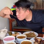Influencer Koko Buncit tengah menikmati masakan khas Makassar di Depot Daeng Banna Citraland, Surabaya.