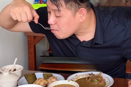 Influencer Koko Buncit tengah menikmati masakan khas Makassar di Depot Daeng Banna Citraland, Surabaya.