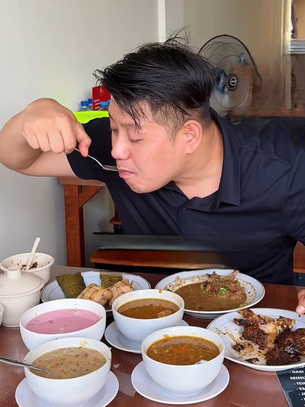 Influencer Koko Buncit tengah menikmati masakan khas Makassar di Depot Daeng Banna Citraland, Surabaya.