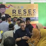 Wakil Ketua DPR RI Adies Kadir berdialog langsung dengan ratusan warga Tanah Kali Kedinding, Surabaya, saat kegiatan reses.