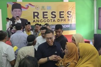 Wakil Ketua DPR RI Adies Kadir berdialog langsung dengan ratusan warga Tanah Kali Kedinding, Surabaya, saat kegiatan reses.