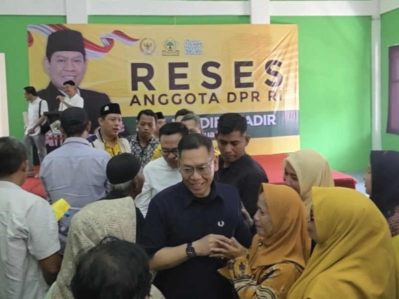 Wakil Ketua DPR RI Adies Kadir berdialog langsung dengan ratusan warga Tanah Kali Kedinding, Surabaya, saat kegiatan reses.