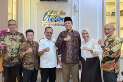 Wakil Walikota Surabaya, Armuji bersama Ketua Umum Madas Sedarah, Taufik didampingi Rektor Unitomo, Siti Marwiah, Stefanus DKK usai mediasi terbuka.