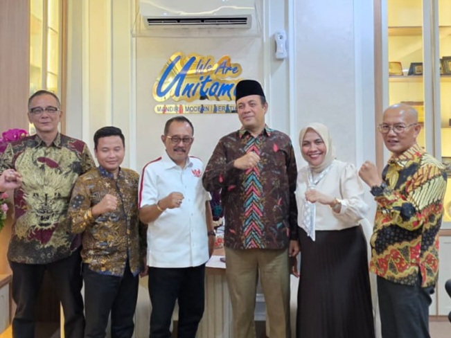 Wakil Walikota Surabaya, Armuji bersama Ketua Umum Madas Sedarah, Taufik didampingi Rektor Unitomo, Siti Marwiah, Stefanus DKK usai mediasi terbuka.